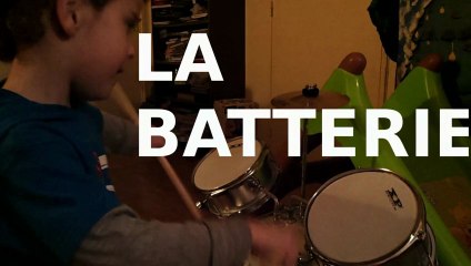 TCHOUPI - Tchoupi joue de la batterie.