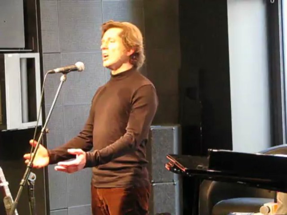 Kent chante L'éternité, un extrait de son nouvel album, Le Temps des âmes,à la FNAC Bellecour, Lyon, le 9 mars (1)