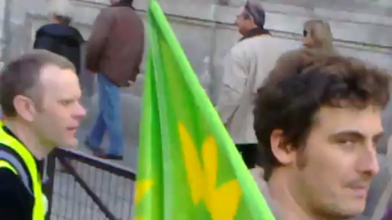 2/5 : Chaîne humaine anti-nucléaire de gare SNCF St Lazare à AREVA, 33 rue de Lafayette