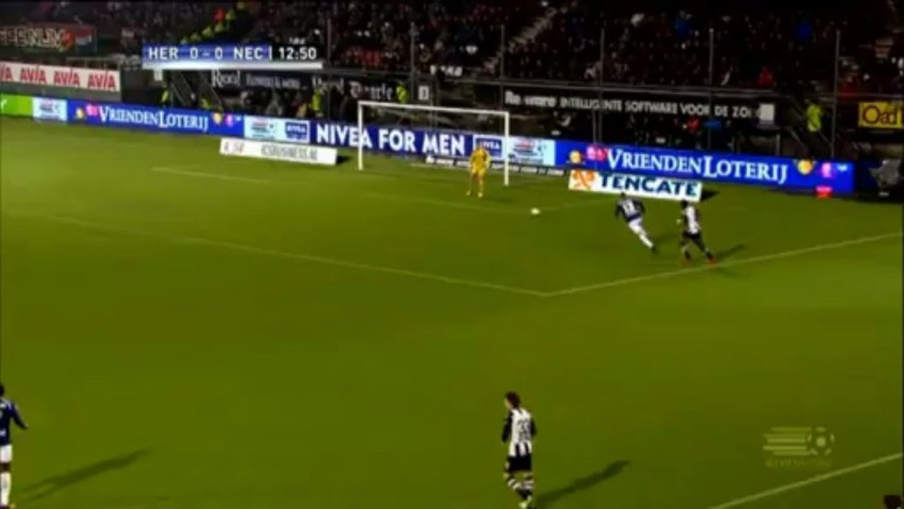 NEC-Coach Alex Pastoor macht's mit der Brust