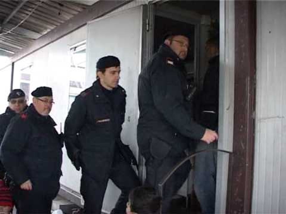 Napoli - Blitz dei carabinieri nel campo rom di Afragola 2 (06.03.13)