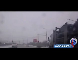 شاحنة محملة بالسیارات ترتطم بأعمدة الکهریاء