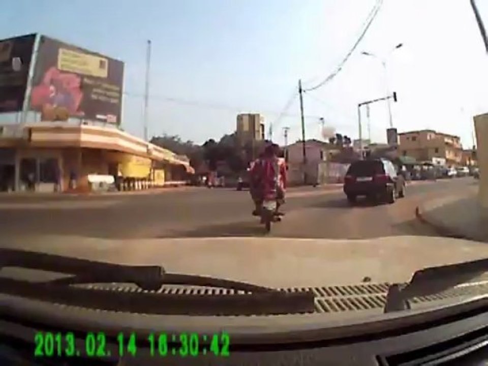 Lomé - Circulation Tokoin Hopital vers Boulevard Nyekonakpoe (février 2013)