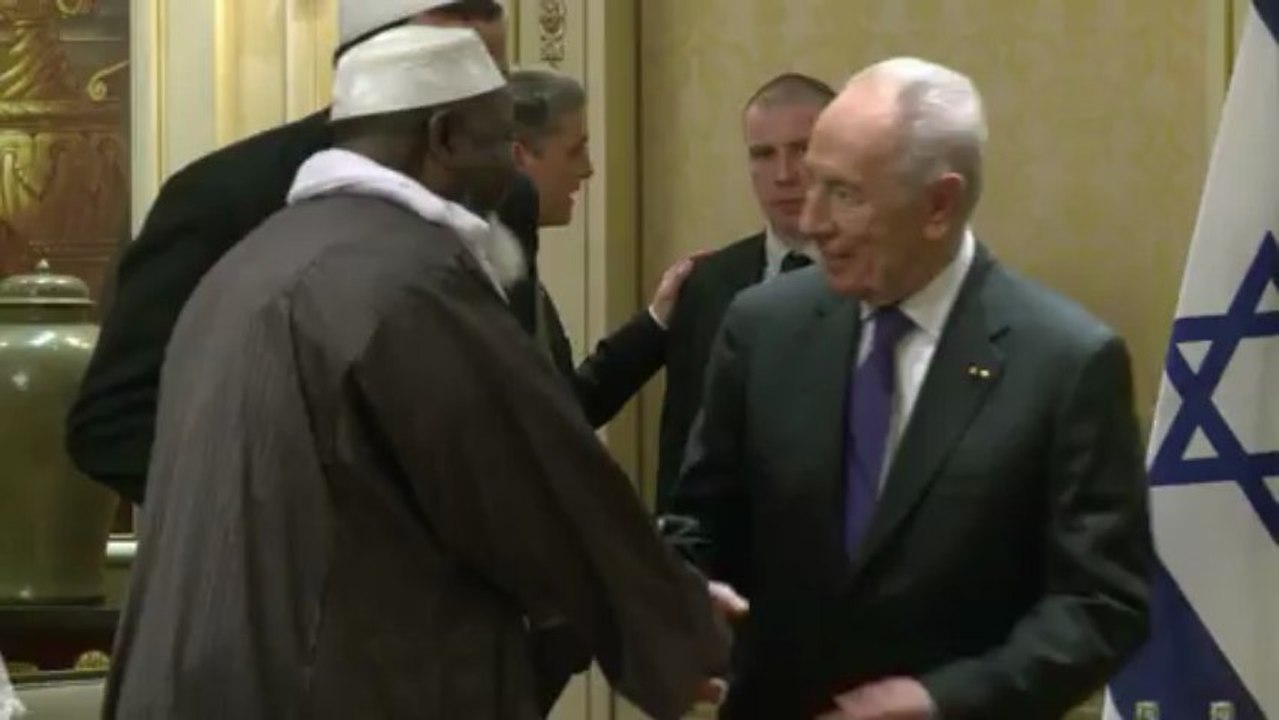 Le président d'Israël Shimon Peres rencontre des imams à Paris