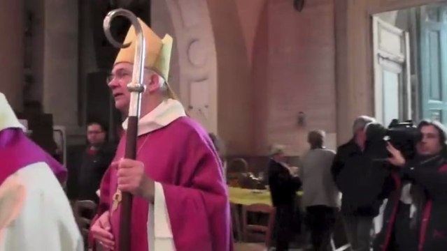 cérémonie d'au revoir de Mgr Stanislas Lalanne à Avranches - arrivée de l'évèque à la basilique - dimanche 10 mars 2013