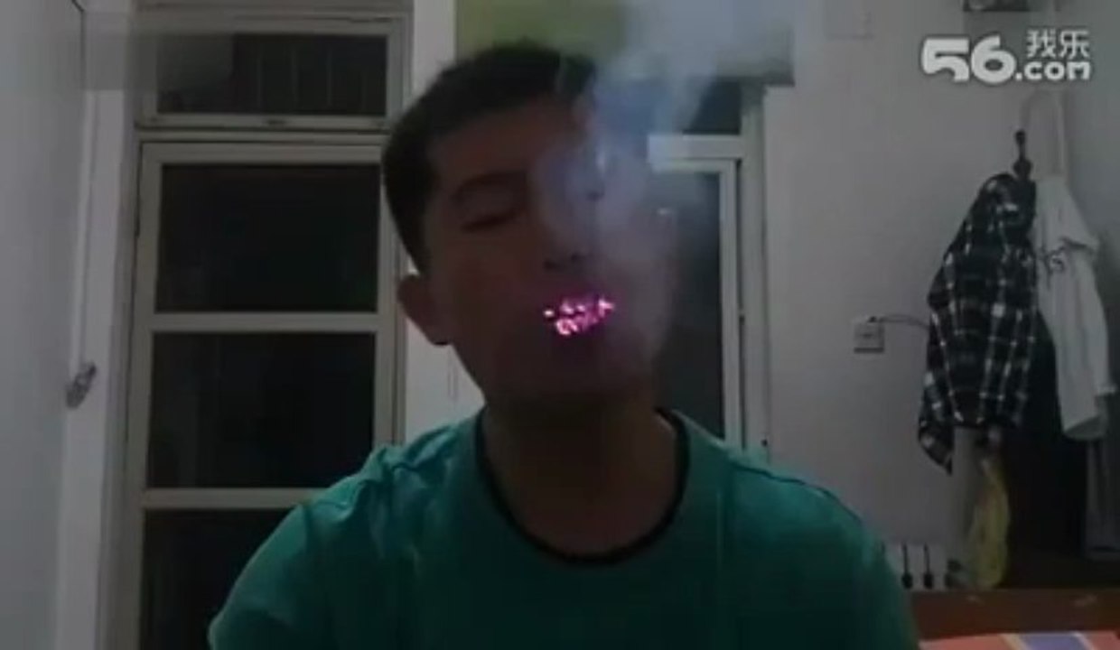 Çinli Adamın Sigara İle İnanılmaz Gösterisi!!