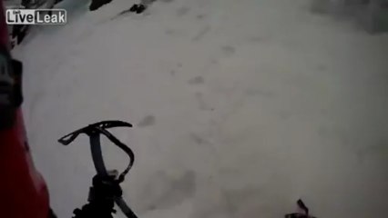 Flagrante: Alpinista sofre queda impressionante de montanha