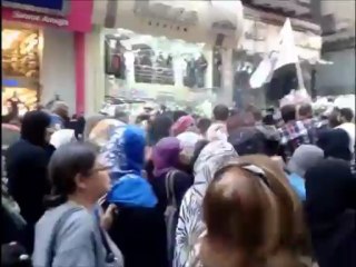 مسيرة نسائية بوسط المدينة تهتف بسقوط النظام