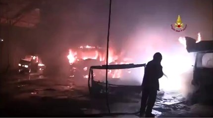Caltanissetta - Incendio di un rimessaggio camper 1 (08.03.13)