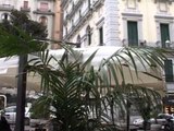 Napoli - La guerra degli ombrelloni in piazza dei Martiri (09.03.13)