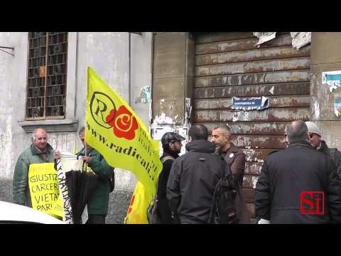 Napoli - I Radicali protestano a Poggioreale (07.03.13)