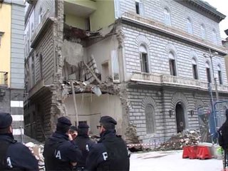 Download Video: Napoli - Crollo palazzo Chiaia, sfollati, ancora emergenza (06.03.13)