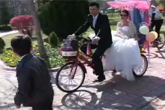 Düğün törenlerine bisikletle gittiler