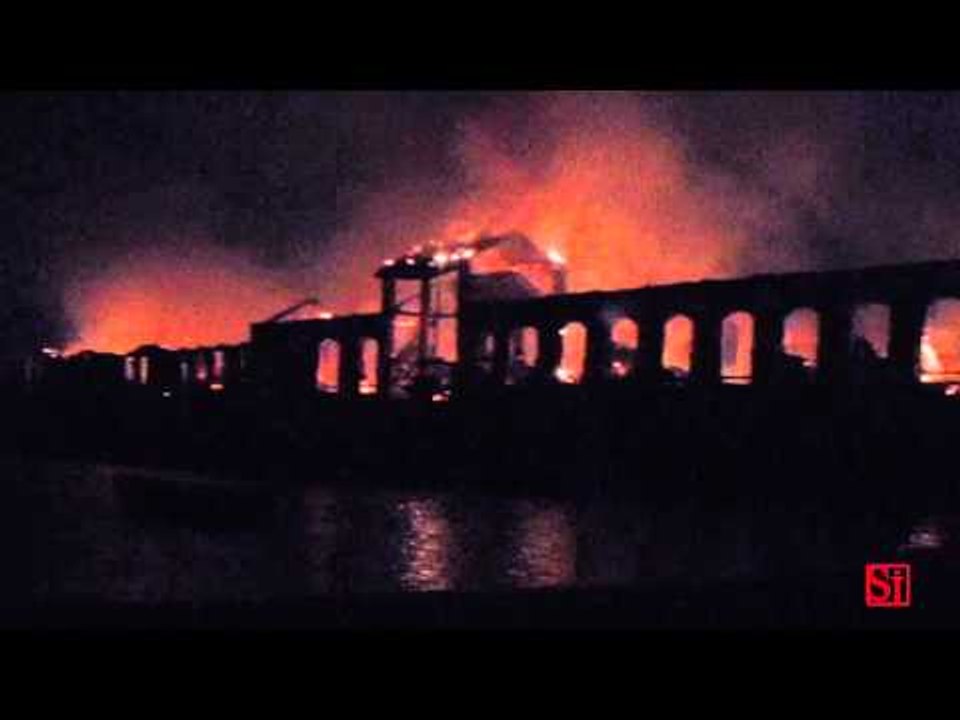 Napoli - Brucia Città della Scienza (05.03.13)