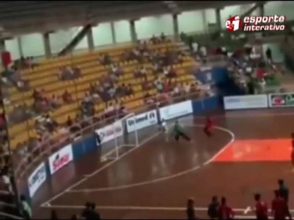 Sensacional! Mais um golaço do gênio Falcão