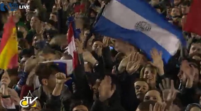 Cris de joie et foule immense place Saint-Pierre