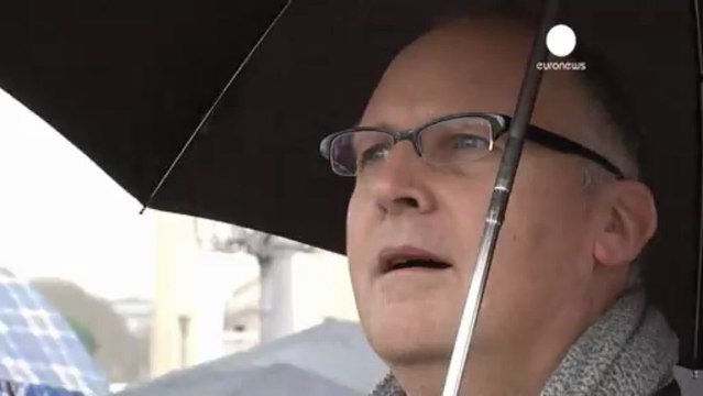 Rome's rain fails to dampen popewatchers' spirits