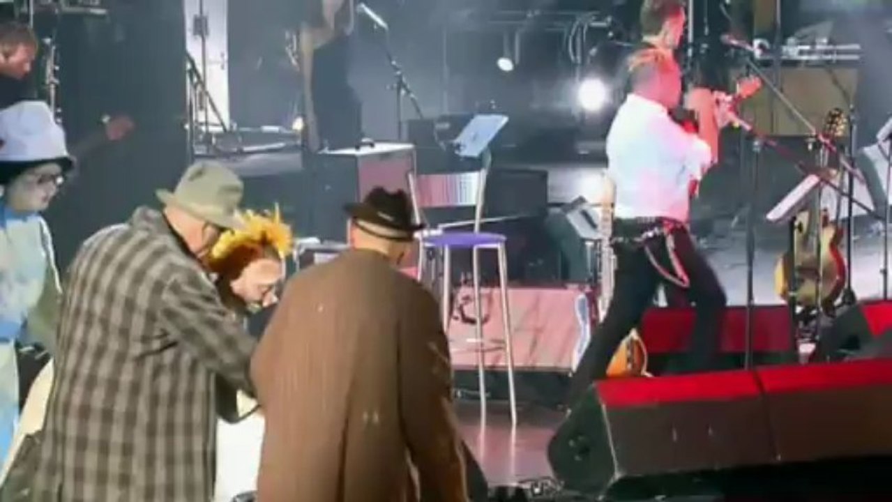 В. Бутусов и Г. Сукачёв-Скованные одной цепью (2013 Live)