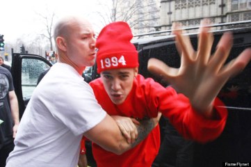 Justin Bieber agresse un paparazzi !