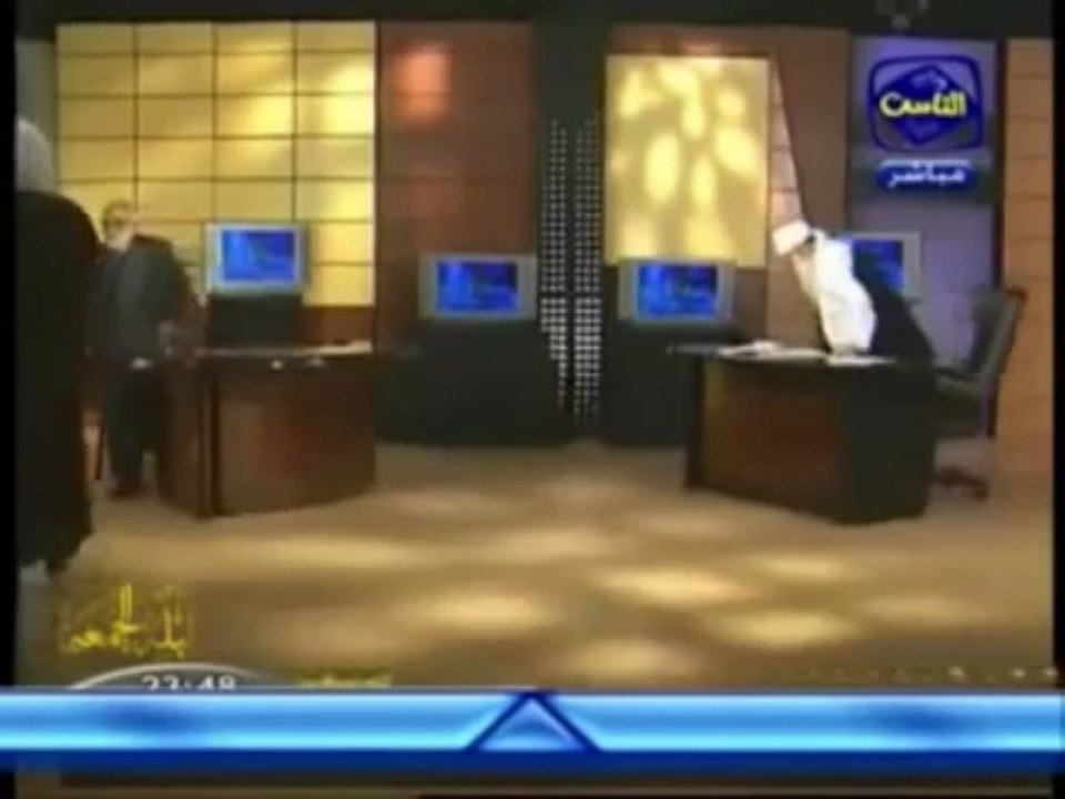 CHEIKH MOHAMMED HASSAN EMBRASSE LA MAIN DE SON CHEIKH EN PRESENCE DE HUSSEIN YACOUB