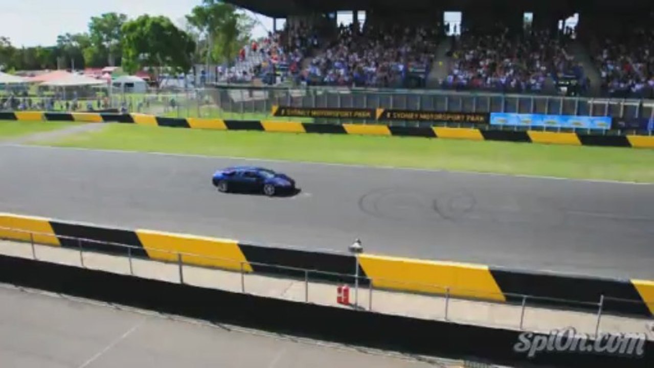 Homme saute par dessus une Lamborghini