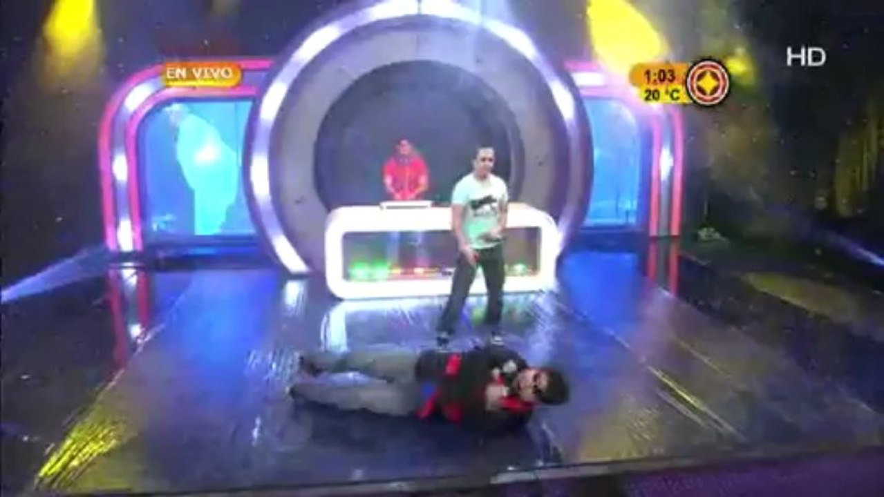 Mago Miadou y Jasón Heredia cantado banda