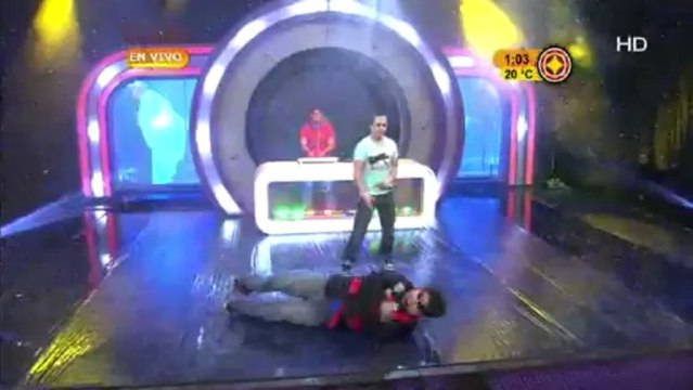 Mago Miadou y Jasón Heredia cantado banda