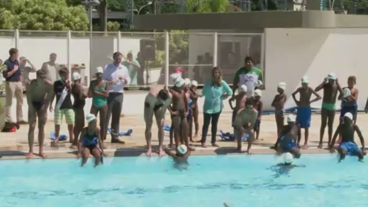 Michael Phelps se mouille dans la favela de la Rocinha