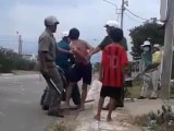 Αστυνομική βία σε βάρος οδηγού μοτοσικλέτας στο Βιετνάμ