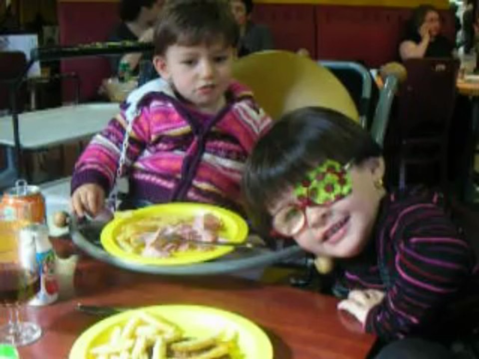 LEA ET ELIZA AUX FLUNCH