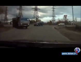 حادث سیارة مؤلم ونجاة السائق