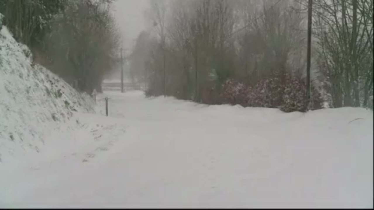 Chaos nach Wintereinbruch in Frankreich - Tausende sitzen fest