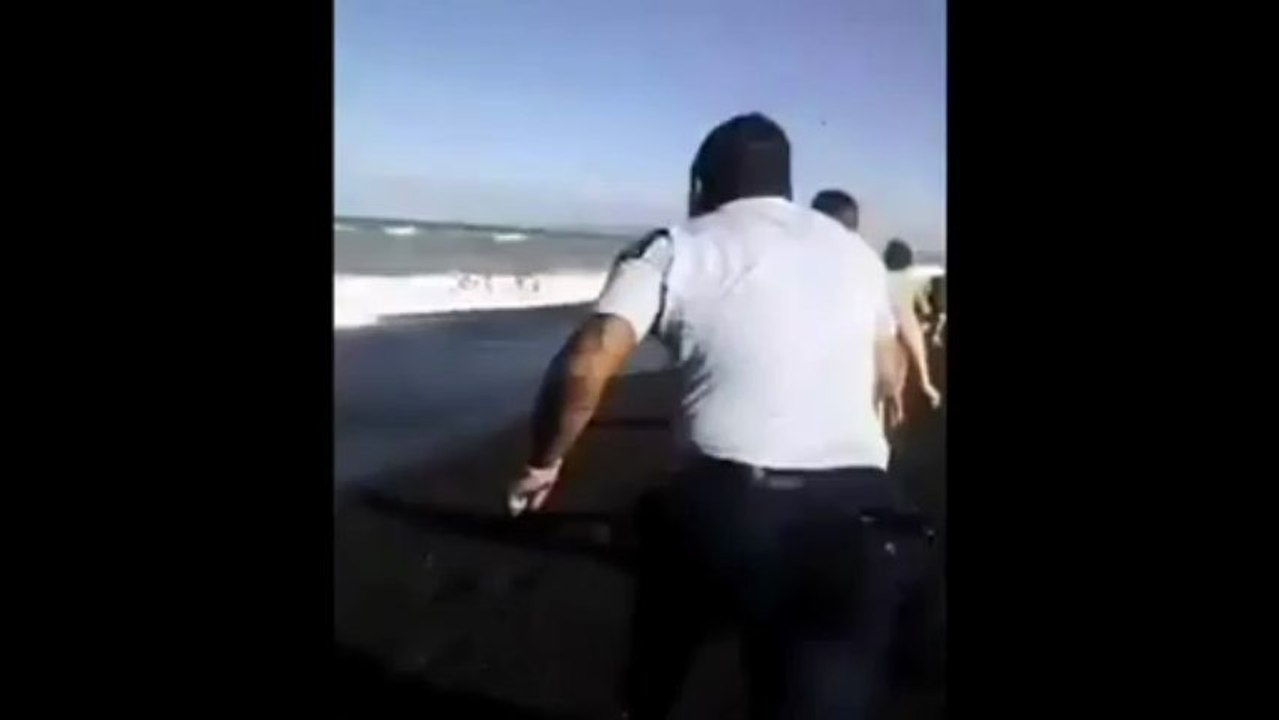 Une chaîne humaine sauve un enfant emporté par les vagues