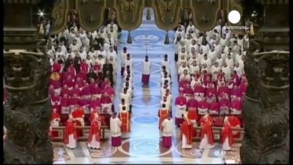 Vatican : première fumée noire