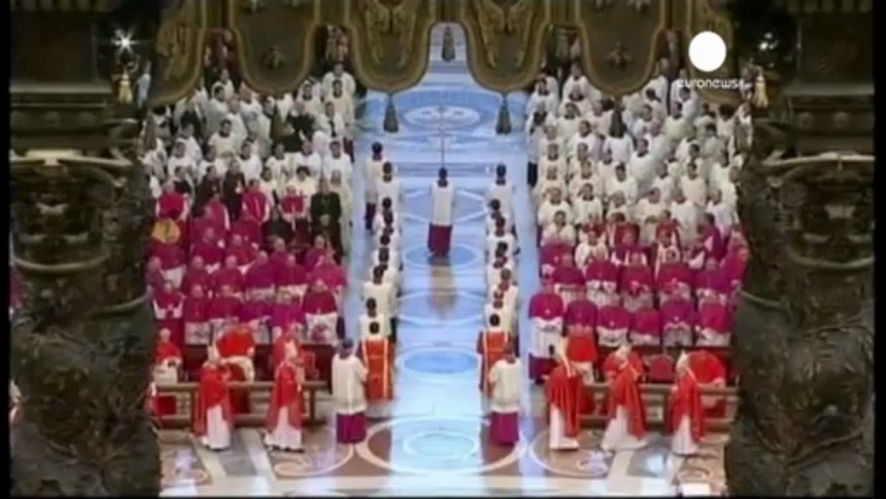 Elezione Papa, prima fumata nera: delusione in piazza...