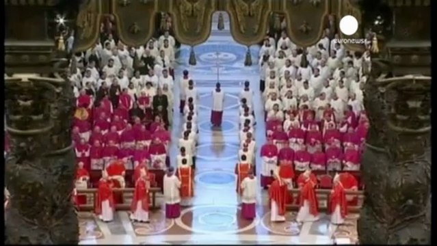 Elezione Papa, prima fumata nera: delusione in piazza...