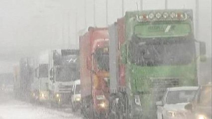 Late snowstorms cause travel chaos in Europe