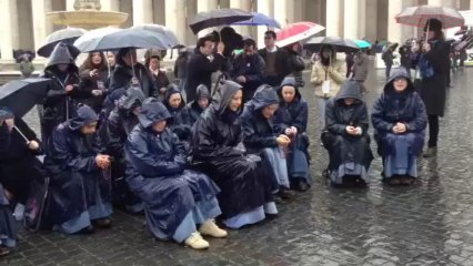 Télécharger la video: Des religieuses françaises place Saint-Pierre à Rome