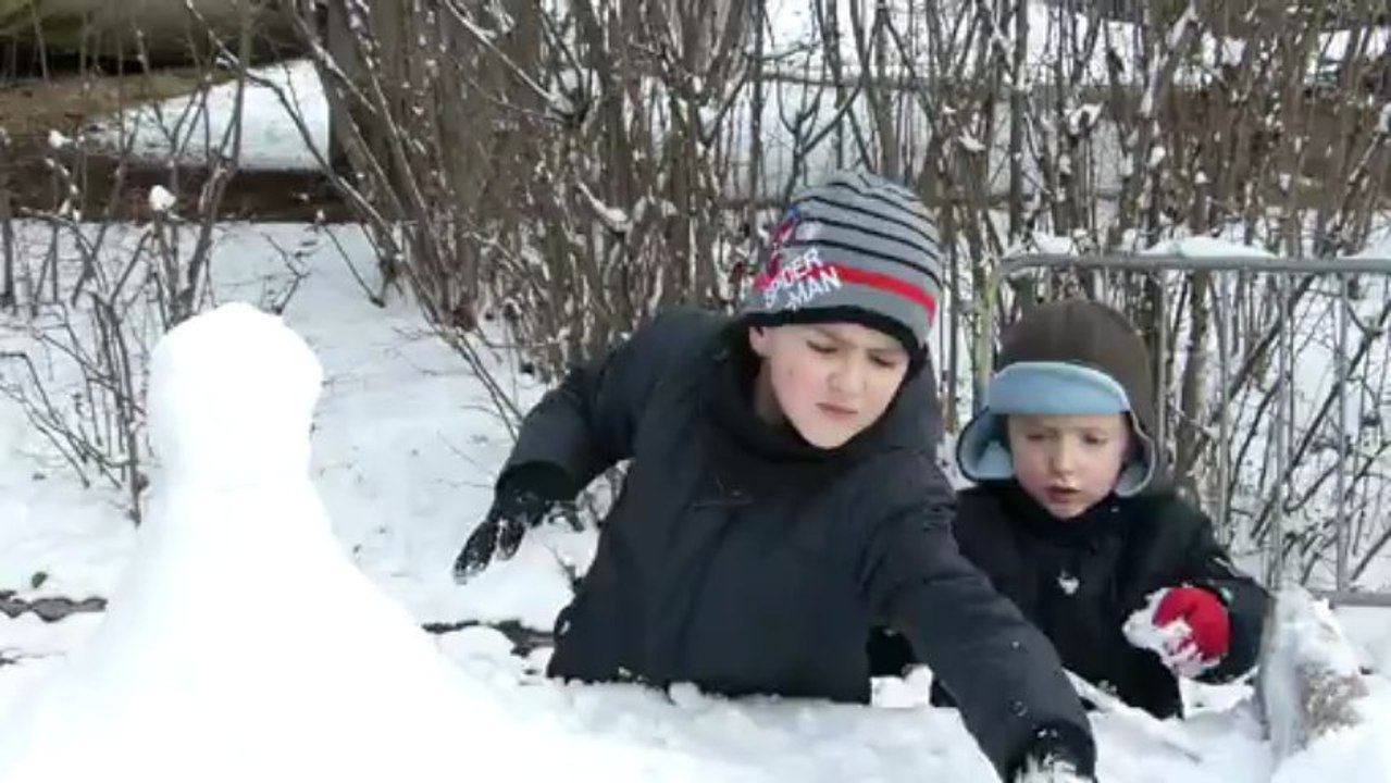Antoine et Mathieu font un bonhomme de neige (13 mars 2013)