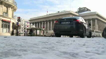 Flights resume out of Paris after snow delays