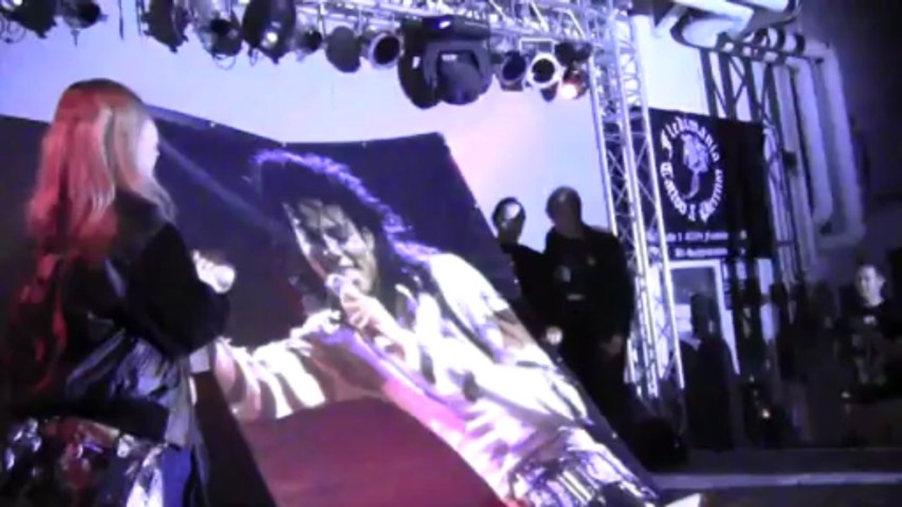 An Evening in Memory of Michael Jackson 2013 Geschenkübergabe