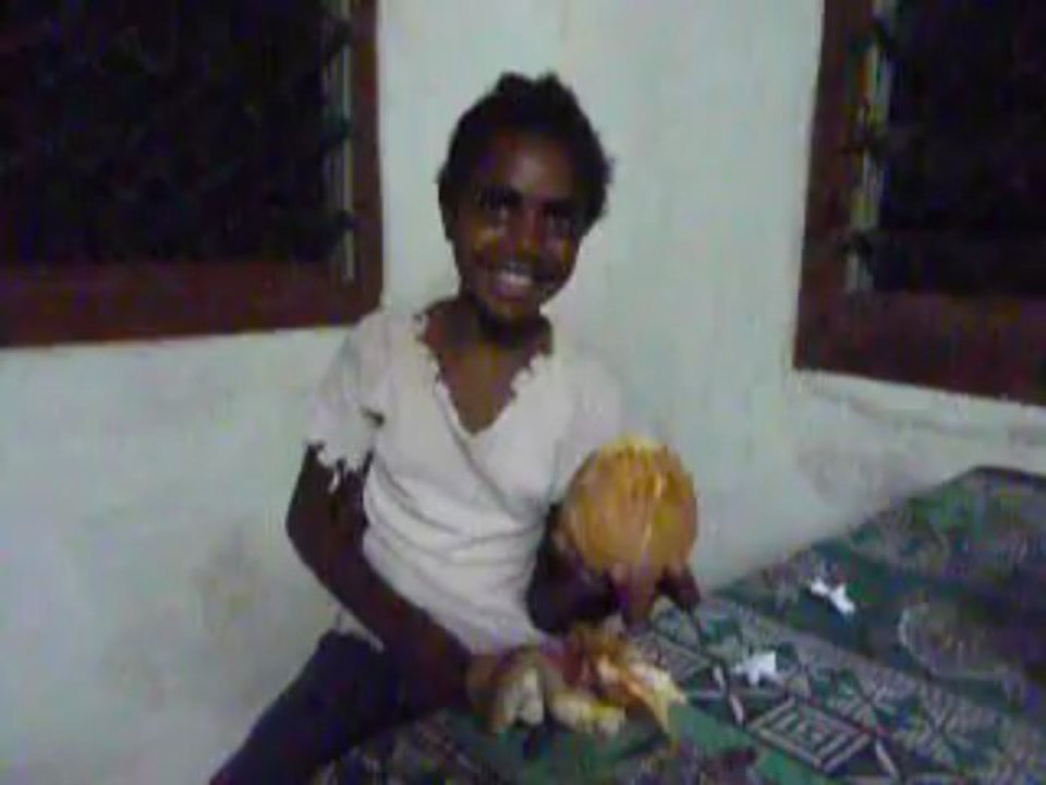 Vanuatu ile d'Epi à Burumba: ouverture d'une coco par Molie