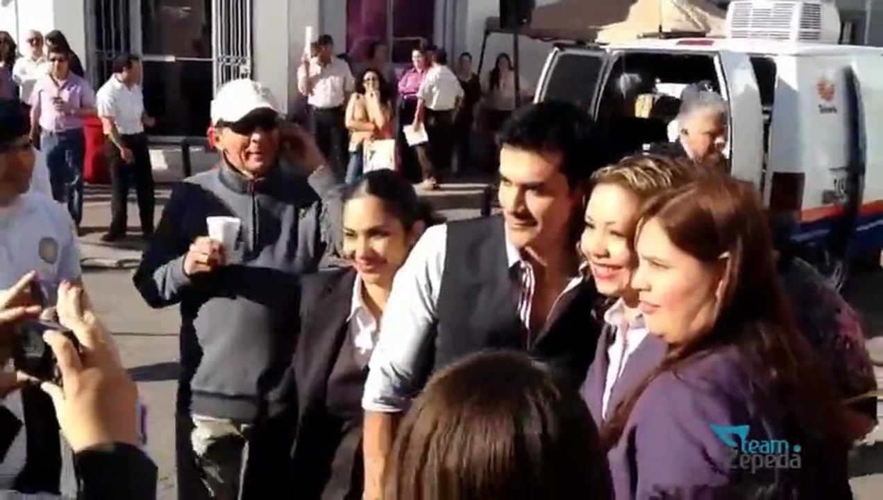 David Zepeda @davidzepeda1 con fans en Hermosillo, Sonora durante grabaciones de @MentirParaVivir