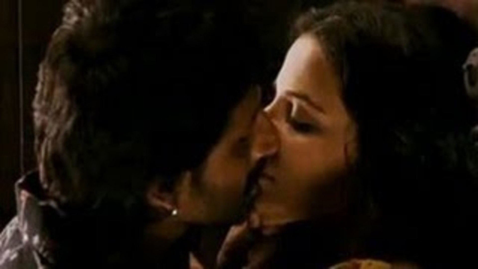 Huma qureshi kissing scene