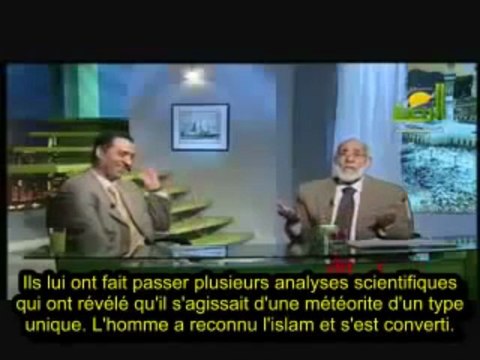 UN HOMME A VOLÉ UN MORCEAU DE LA PIERRE NOIRE DE LA MECQUE PUIS SE CONVERTI A L'ISLAM !