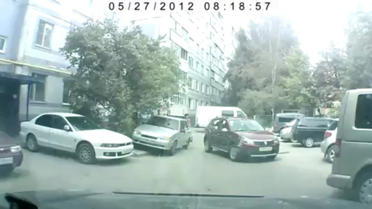 Και μετά λένε για τις γυναίκες οδηγούς. Ντροπή