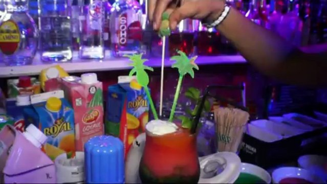 DEFILE DE MAILLOTS DE BAIN BIKINIS STYLE RETRO CHIC DE LA VAGUE97.FR AU CLUB