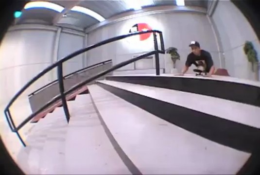 Un skateur sans jambes