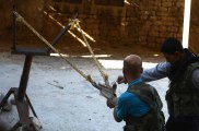 Lance-pierres géants, mitrailleuse télécommandée, pistolet à ressort : l'arsenal improvisé des rebelles syriens