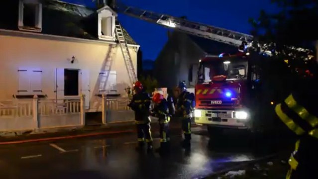 Une maison en feu à Rang-du-Fliers